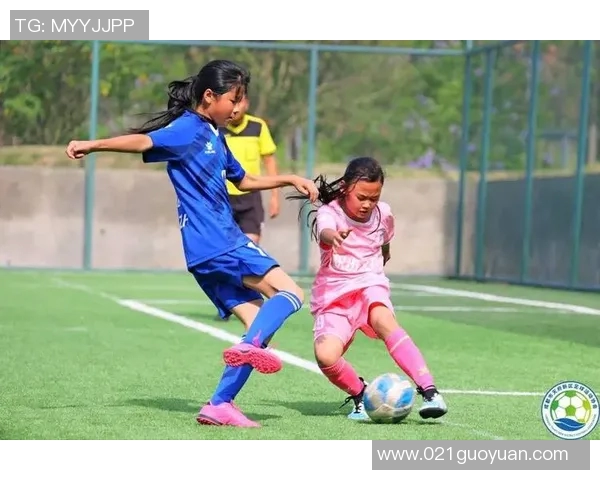 跟随足球明星的舞步一起舞动青春的女孩们的热情与梦想