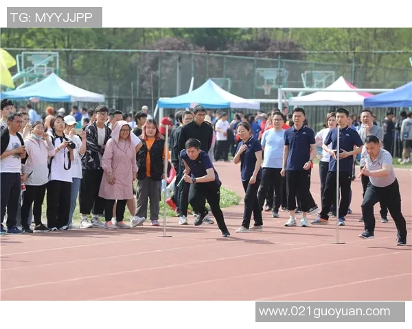 托班小朋友们在体育课上快乐跟随老师一起运动的精彩瞬间